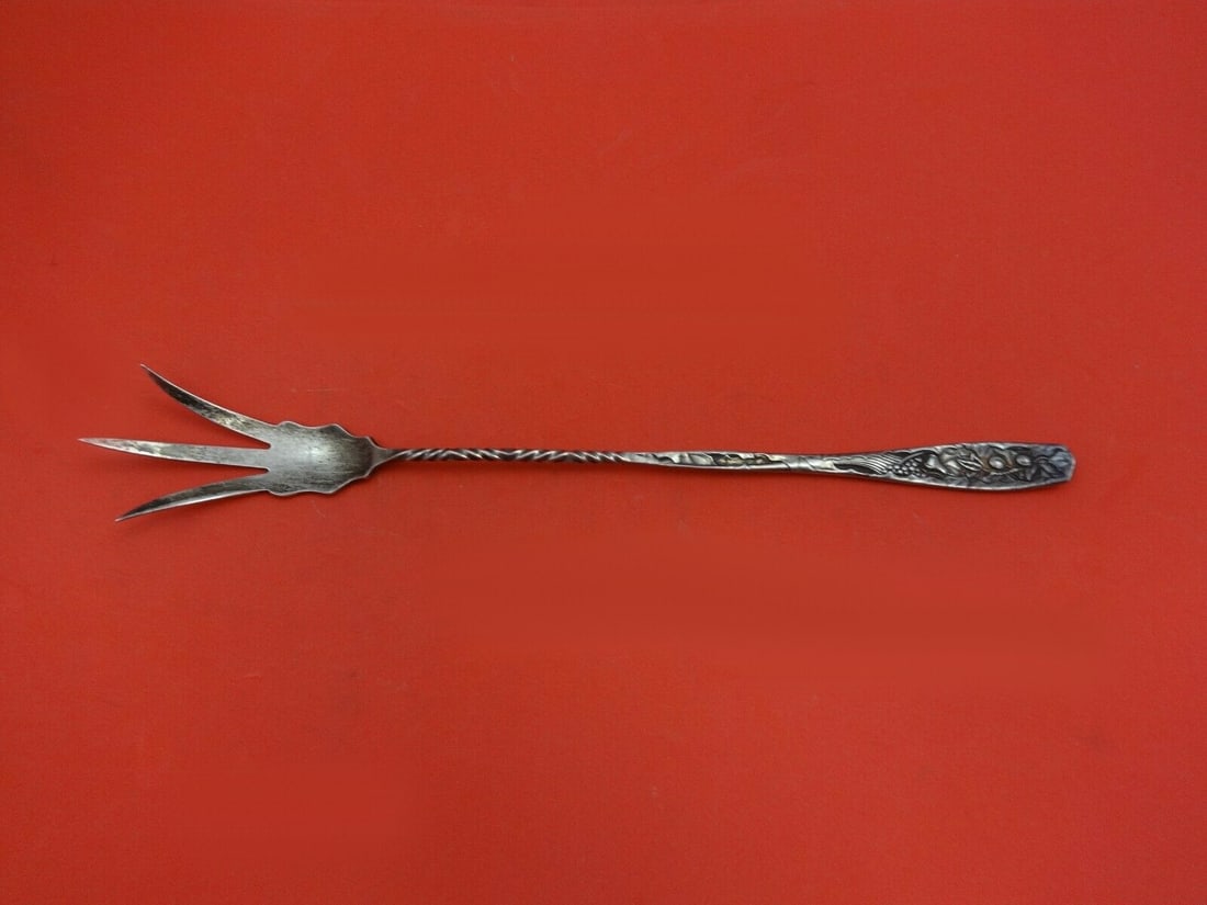 Towle Pomona Sterling Silver Lettuce Fork 8 3/4 Inch Multi Motif: Towle Pomona Sterling Silver Lettuce Fork 8 3/4 Inch Multi Motif This exquisite serving fork features the Pomona pattern by Towle, showcasing a beautiful multi motif design. Crafted from high-quality