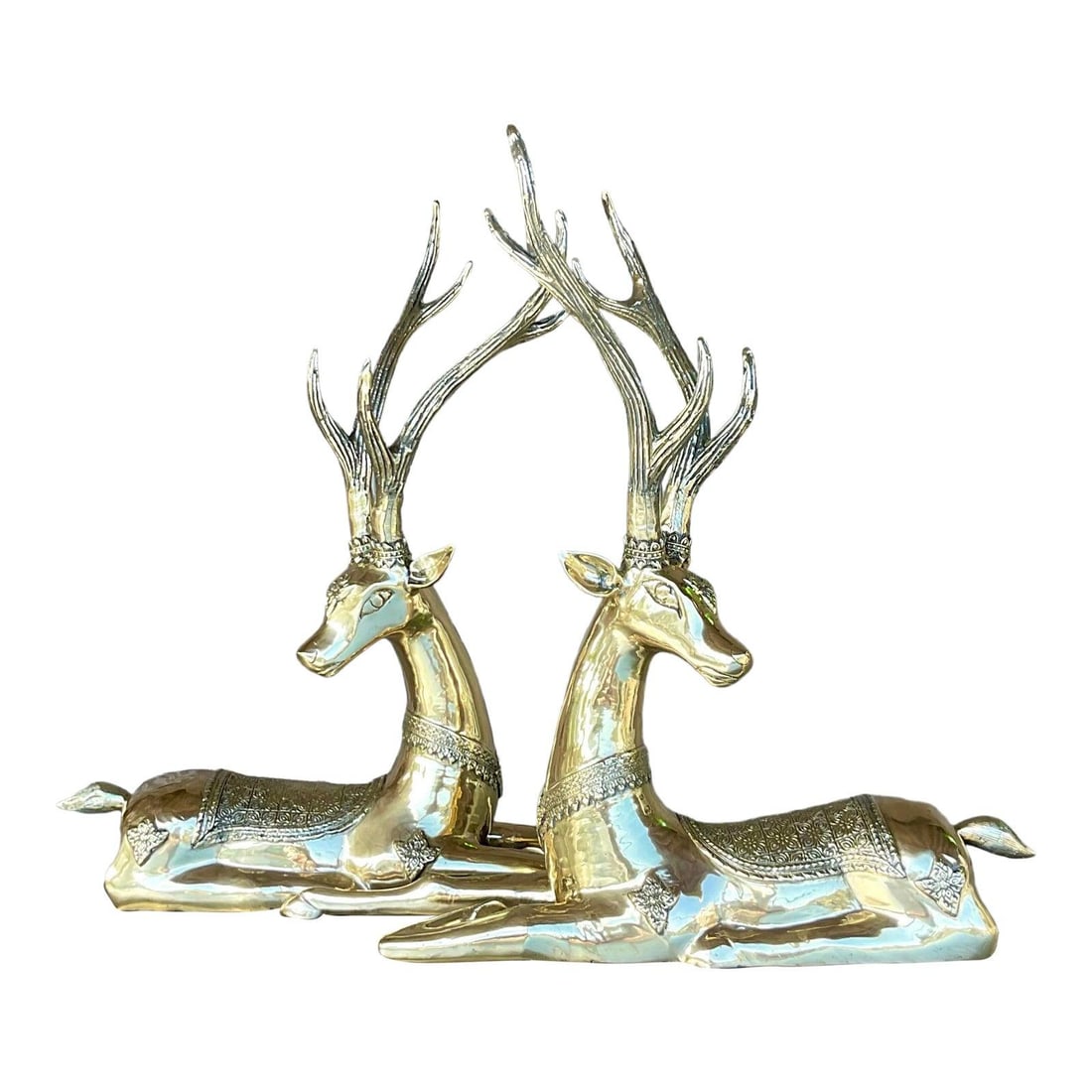 Vintage Regency Brass Deer Figurines Pair with Intricate Engraving: Vintage Regency Brass Deer Figurines Pair with Intricate Engraving This exquisite vintage Regency pair of sitting deer showcases a beautifully engraved design, crafted from heavy brass. Perfect for ad