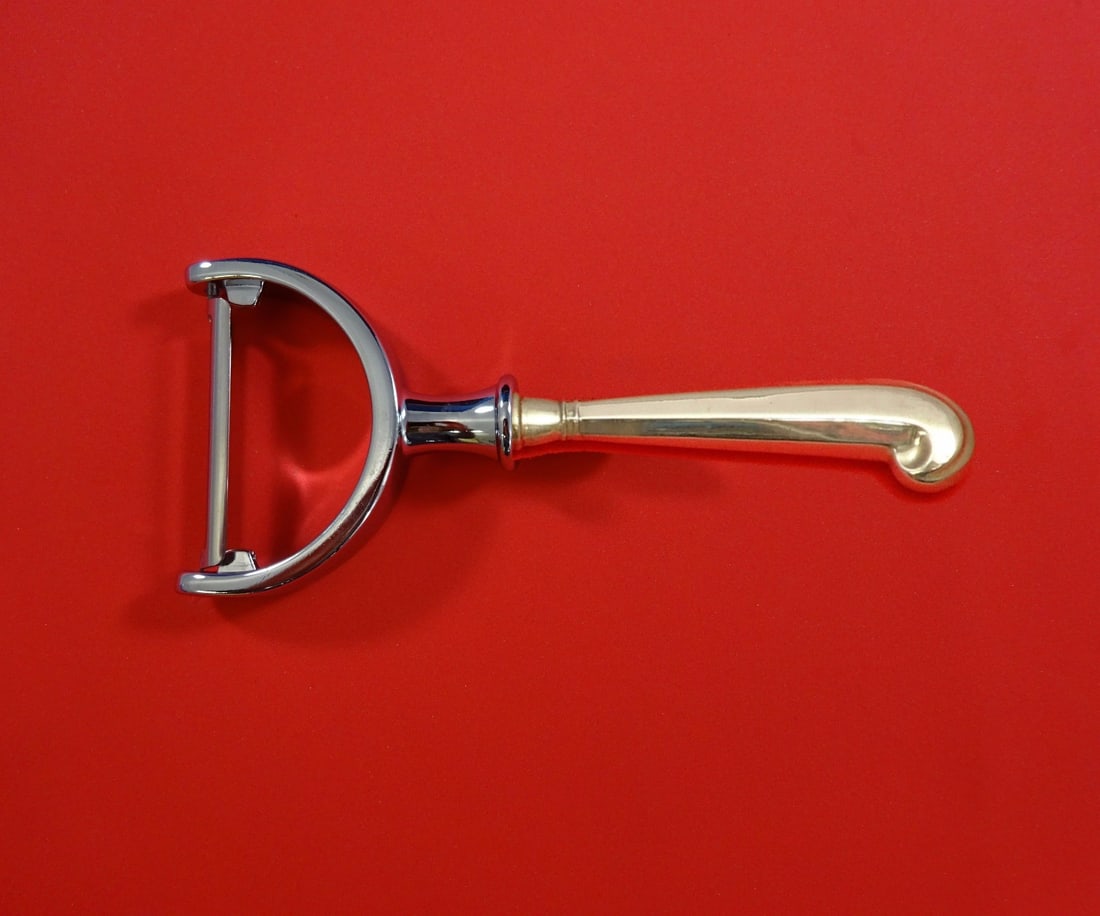 Stieff Queen Anne-Williamsburg Sterling Silver Vegetable Peeler 6": Stieff Queen Anne-Williamsburg Sterling Silver Vegetable Peeler 6" This exquisite vegetable peeler features the elegant Queen Anne-Williamsburg pattern by Stieff, crafted from high-quality sterling si