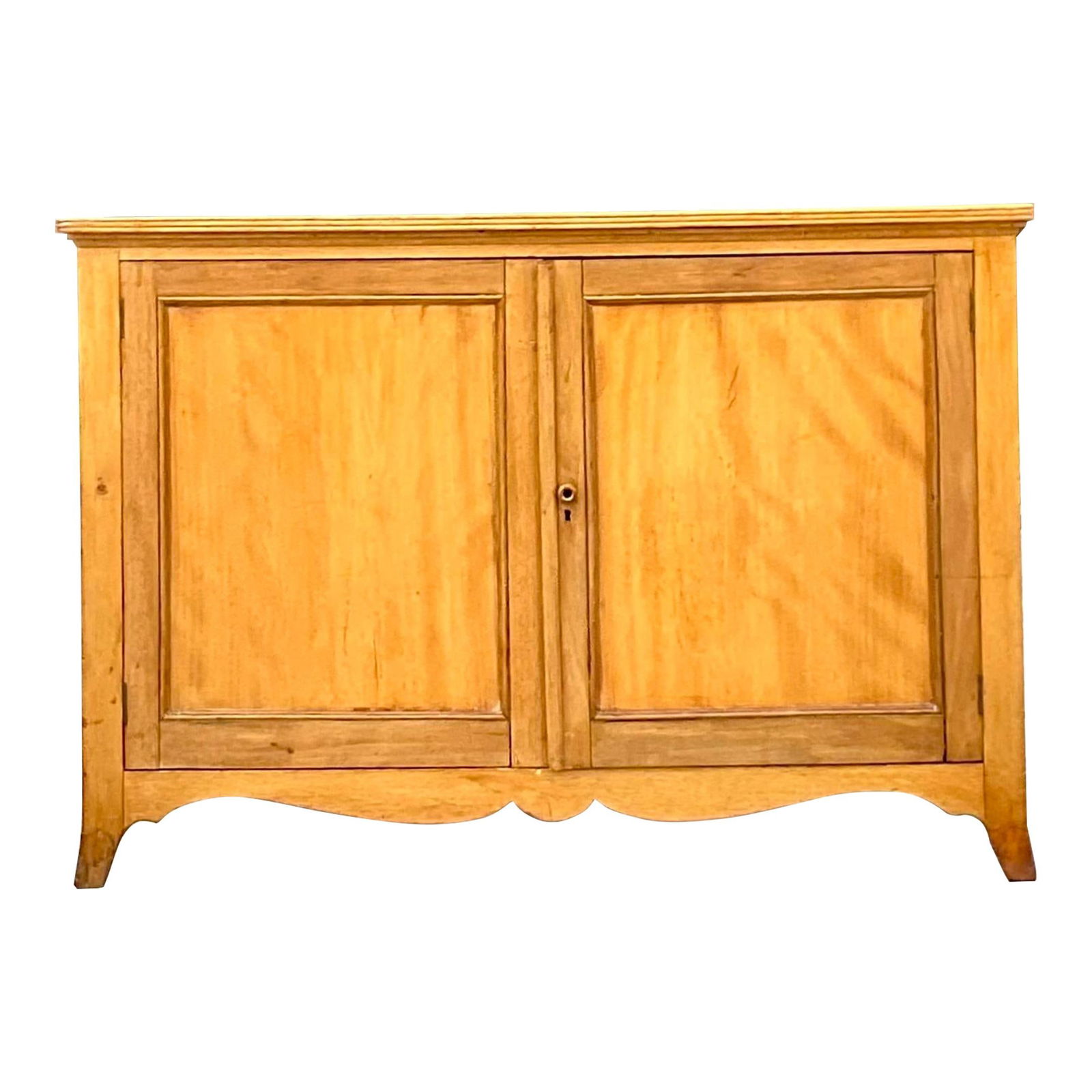 Vintage Boho 19th Century Wooden Sideboard Camel Color: Vintage Boho 19th Century Wooden Sideboard Camel Color Experience the charm of the past with this Vintage Boho 19th Century Sideboard. This exquisite piece showcases American craftsmanship, featuring
