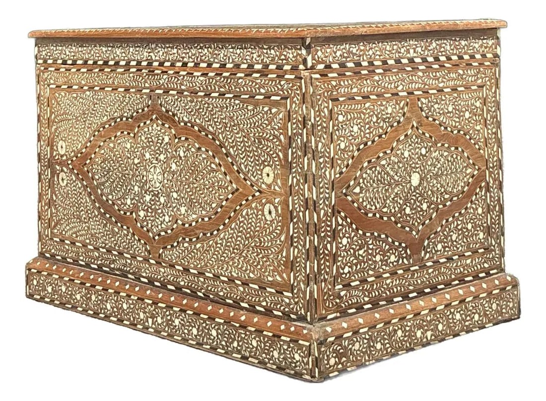 Vintage Boho Moroccan Inlay Trunk Anglo Indian Azira Chest: Vintage Boho Moroccan Inlay Trunk Anglo Indian Azira Chest Discover the enchanting beauty of this Vintage Boho Inlay Blanket Chest, a remarkable piece that showcases exquisite craftsmanship and cultur