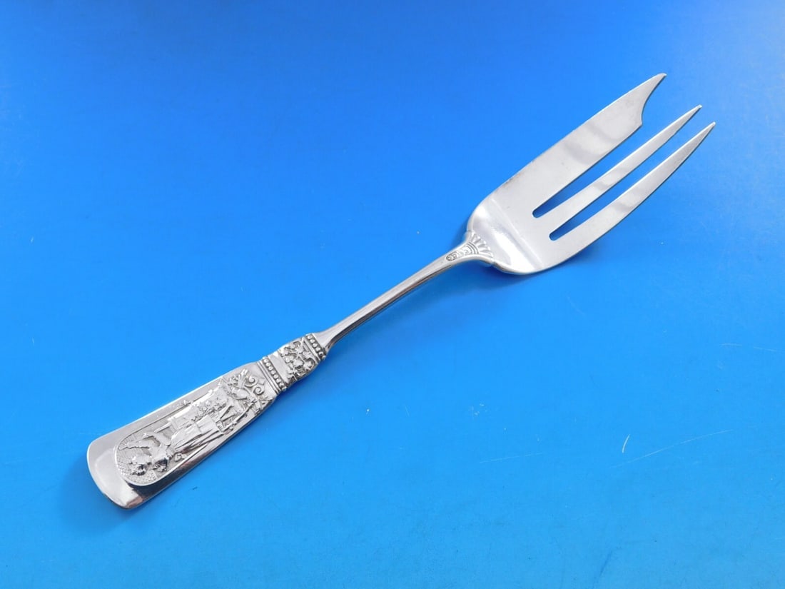 Gorham Fontainebleau Sterling Silver 3-Tine Pie Fork 6 3/4 Multi-Motif: Gorham Fontainebleau Sterling Silver 3-Tine Pie Fork 6 3/4 Multi-Motif This exquisite 3-tine pie fork from the Fontainebleau pattern by Gorham is crafted from high-quality sterling silver. Measuring 6