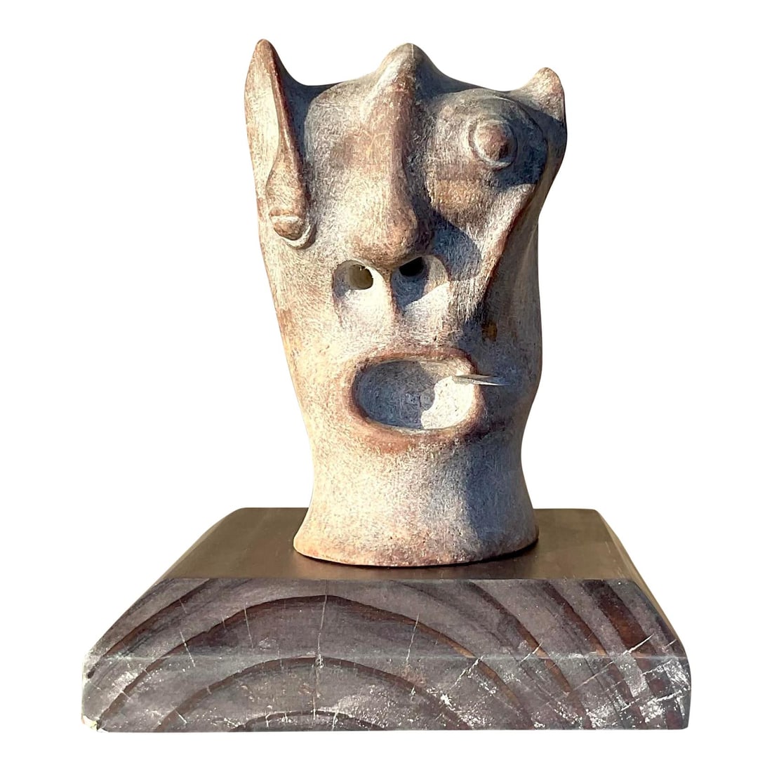 Vintage Boho Abstract Carved Stone Head Sculpture on Wooden Plinth: Vintage Boho Abstract Carved Stone Head Sculpture on Wooden Plinth Discover this exquisite vintage Boho sculpture featuring an abstract carved stone head, elegantly mounted on a wooden plinth. This un