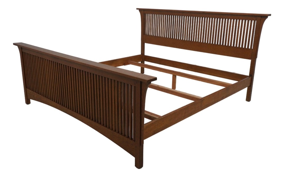 Stickley Mission Oak King Size Spindle Bed Arts & Crafts Style: Stickley Mission Oak King Size Spindle Bed Arts & Crafts Style Experience the timeless elegance of the Stickley Mission Oak King Size Spindle Bed, crafted around 1998. This stunning piece features a r