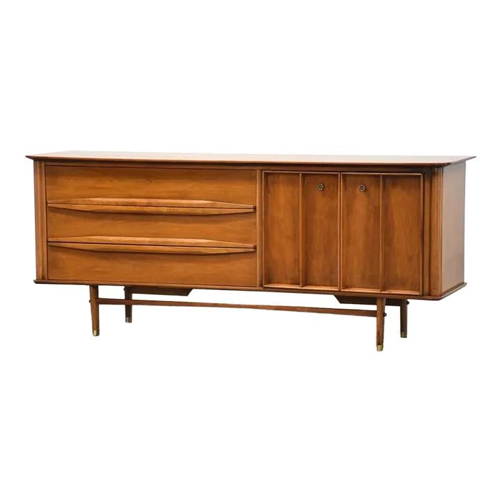 1960s Walnut Mid Century Modern Dresser with Brass Details: 1960s Walnut Mid Century Modern Dresser with Brass Details Elevate your space with this stunning 1960s Mid Century Modern dresser, crafted from rich walnut. Featuring a stylish swinging door and elega