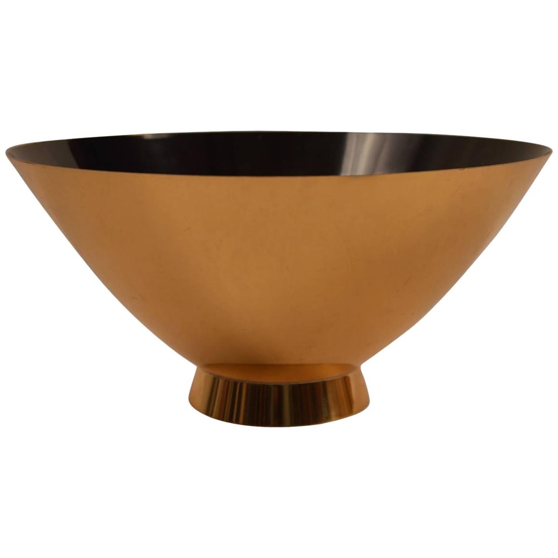 Donald Colflesh Modernist Bowl for Gorham Gold Brass Enamel: Donald Colflesh Modernist Bowl for Gorham Gold Brass Enamel This stunning Modernist Bowl, designed by Donald Colflesh for Gorham, showcases a striking gold-colored exterior paired with a sophisticated