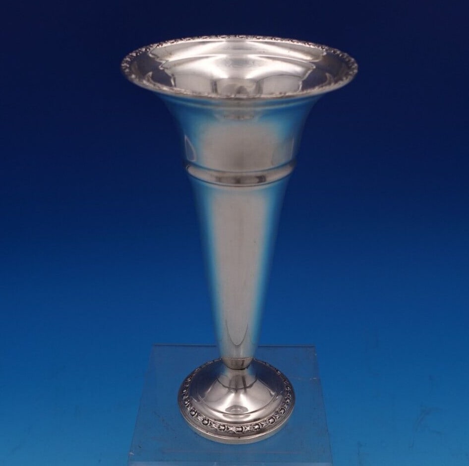 Frank Whiting Talisman Rose Sterling Silver Vase 9 Inch: Frank Whiting Talisman Rose Sterling Silver Vase 9 Inch This exquisite Talisman Rose vase, crafted by Frank Whiting, showcases the elegance of sterling silver with a composition of .925. Standing at 9