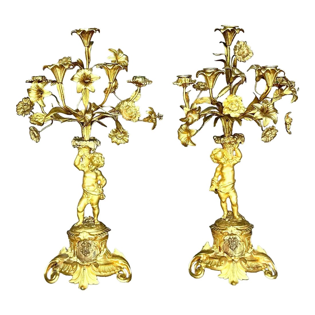 Pair of Vintage Regency Gilt Brass Cherub Candelabras 1950s: Pair of Vintage Regency Gilt Brass Cherub Candelabras 1950s Enhance your living space with this exquisite pair of Vintage Regency Gilt Floral Cherub Candelabras, crafted from gilt brass and dating bac