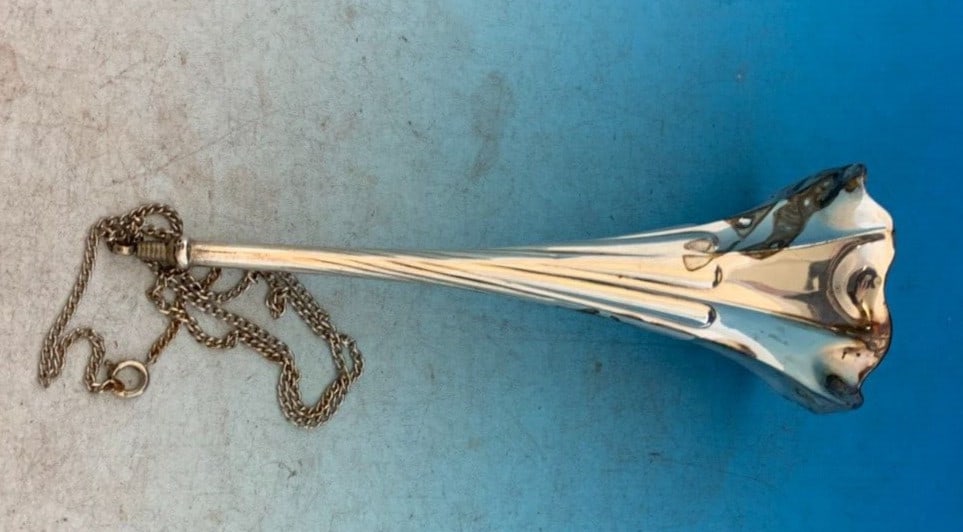 1902 Henry Wigfull English Sterling Tussie Mussie Posy Holder with Chain: 1902 Henry Wigfull English Sterling Tussie Mussie Posy Holder with Chain This exquisite English Sterling Tussie Mussie Posey Holder, crafted in 1902 by renowned silversmith Henry Wigfull, embodies the