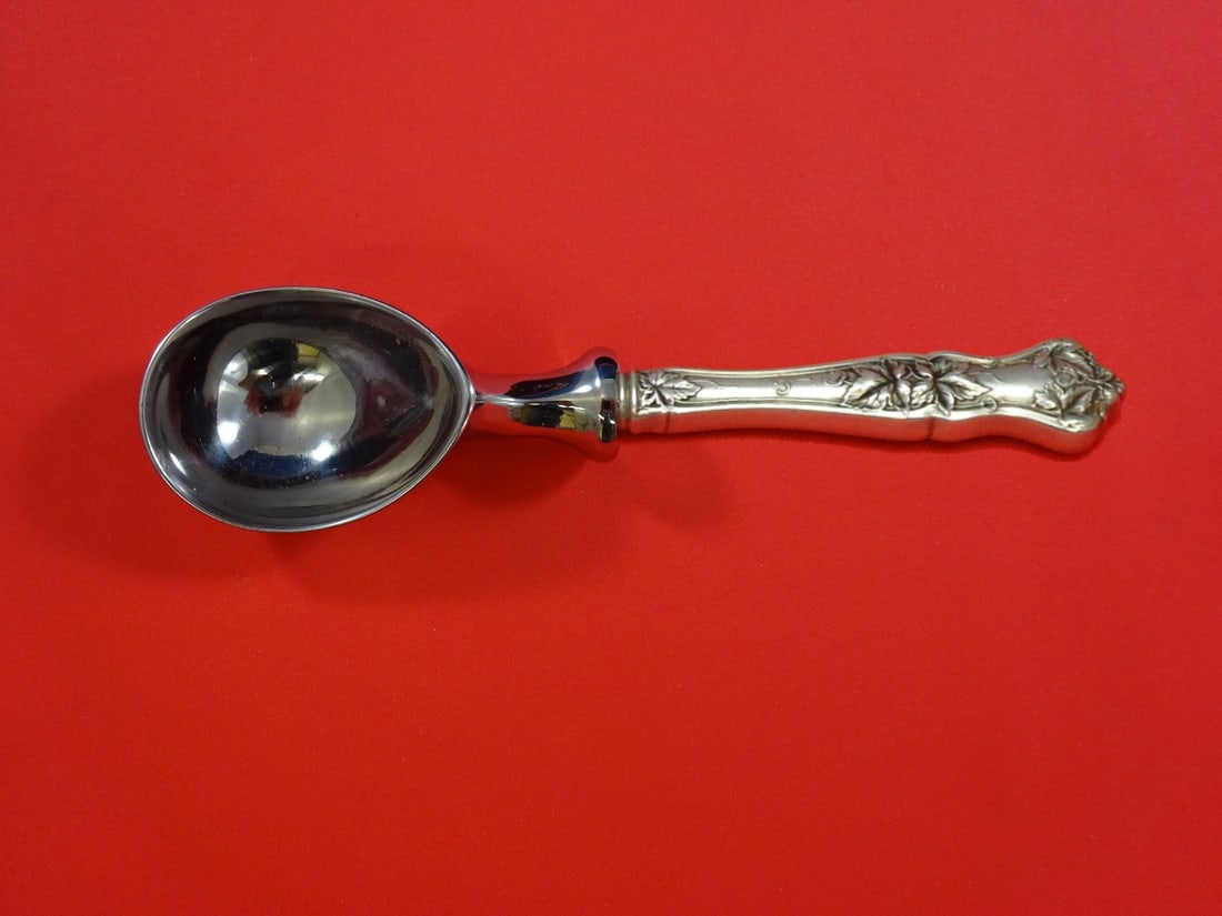 International Sterling Silver Edgewood Ice Cream Scoop Custom Made 7": International Sterling Silver Edgewood Ice Cream Scoop Custom Made 7" This exquisite ice cream scoop from the Edgewood pattern by International Sterling is a must-have for any dining enthusiast. Craft