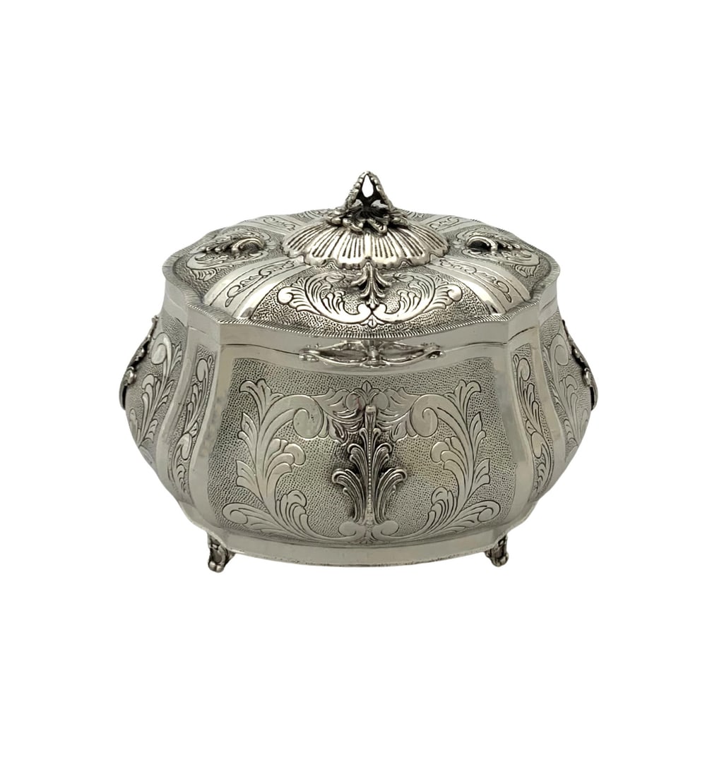 Handmade 925 Sterling Silver Leaf Applique Esrog Box 5.25": Handmade 925 Sterling Silver Leaf Applique Esrog Box 5.25" This exquisite Esrog box is crafted from fine 925 sterling silver, showcasing a unique combination of handmade leaf applique and chased swirl