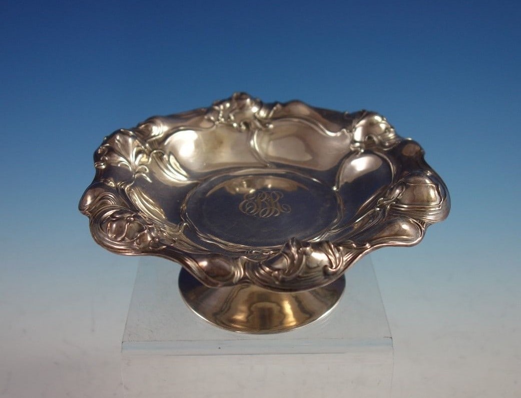 International Sterling Silver Mille Fleurs Compote Art Nouveau 1900-1940: International Sterling Silver Mille Fleurs Compote Art Nouveau 1900-1940 This exquisite Mille Fleurs compote by International Sterling showcases the beauty of the Art Nouveau style. Crafted from high-