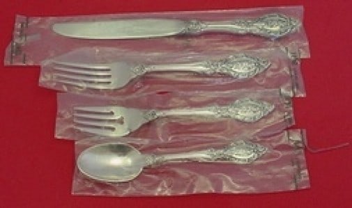 Lunt Avondale Sterling Silver 4-Piece Place Setting New: Lunt Avondale Sterling Silver 4-Piece Place Setting New Enhance your dining experience with the Avondale by Lunt Sterling Silver 4-piece regular size place setting. Crafted from high-quality sterling
