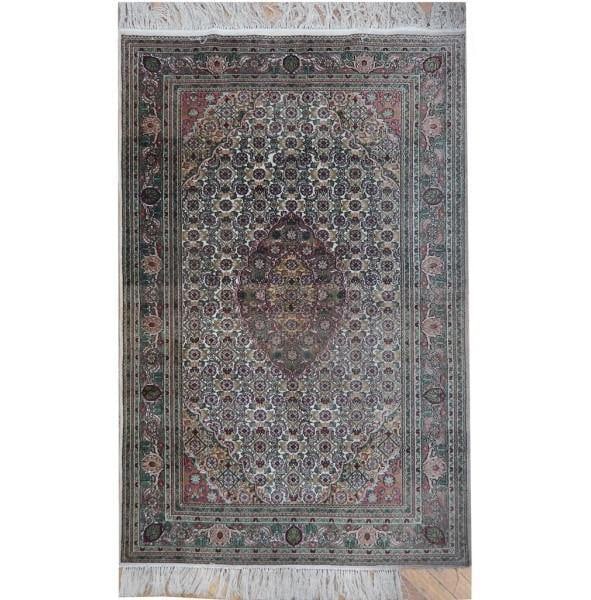 Elegant 3 x 5 Handmade Silk Rug: Elegant 3 x 5 Handmade Silk Rug Free continental US Shipping This exquisite handmade silk rug measures 3 x 5 feet, offering a luxurious touch to any space. Crafted with attention to detail, it feature