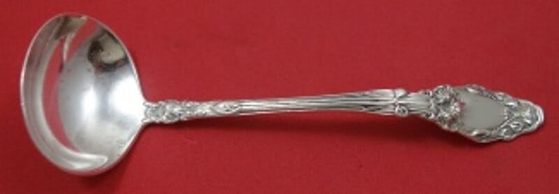 Gorham Virginiana Sterling Silver Sauce Ladle 5 5/8" Heirloom: Gorham Virginiana Sterling Silver Sauce Ladle 5 5/8" Heirloom Introducing the Virginiana Sauce Ladle by Gorham, a stunning piece crafted from sterling silver. With a length of 5 5/8", this ladle is an