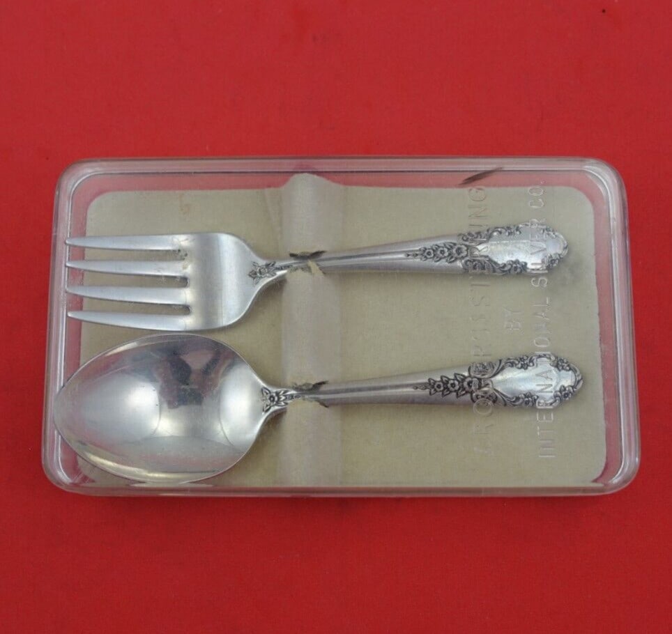 International Sterling Silver Bridal Veil Baby Set 2pc in Fitted Box: International Sterling Silver Bridal Veil Baby Set 2pc in Fitted Box This exquisite 2-piece baby set, patterned 'Bridal Veil' by International, showcases the timeless elegance of Sterling Silver (.925