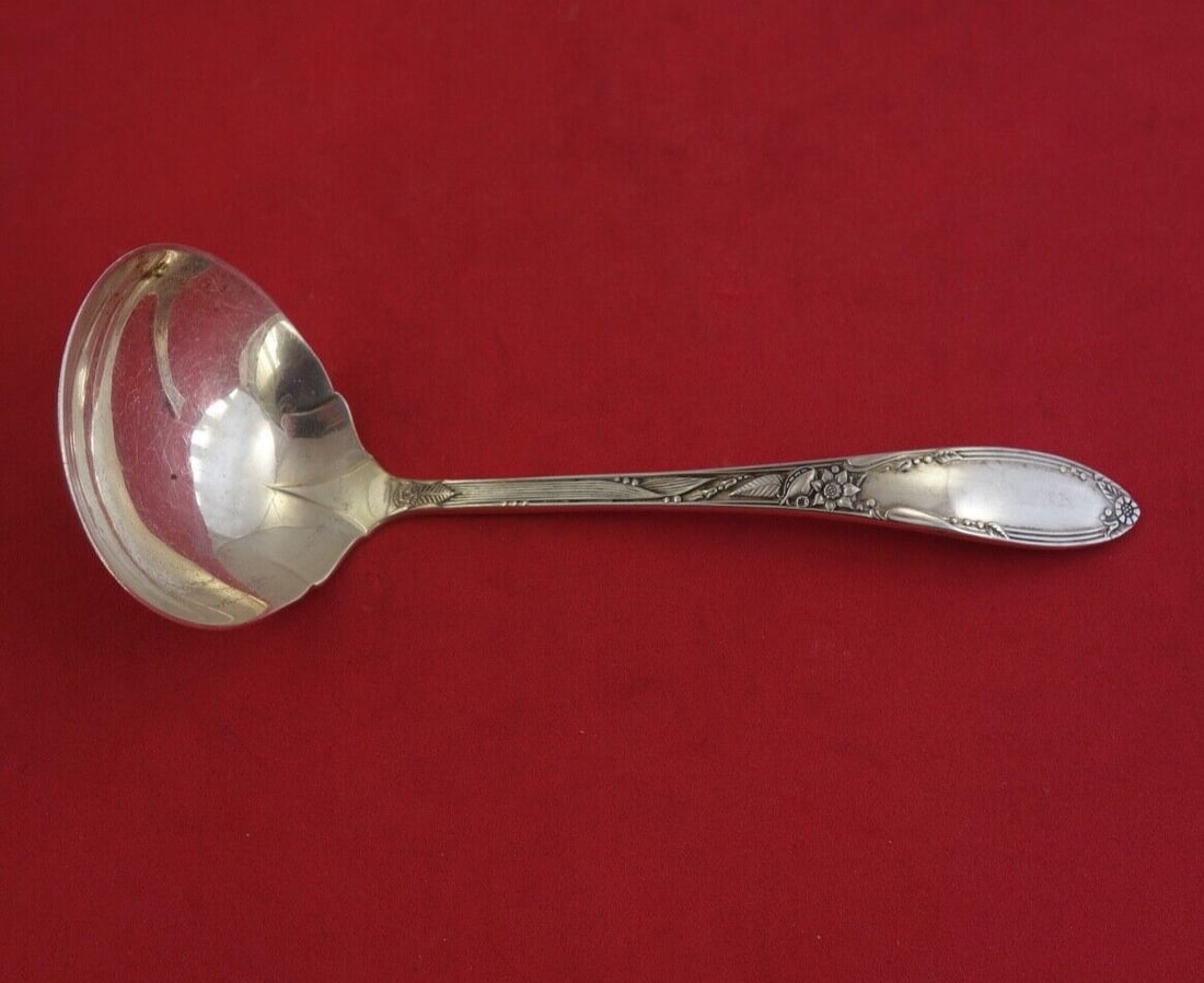 Oneida Virginian Sterling Silver Gravy Ladle 6 3/8 inches: Oneida Virginian Sterling Silver Gravy Ladle 6 3/8 inches This exquisite gravy ladle features the elegant Virginian pattern by Oneida, crafted from high-quality sterling silver. Measuring 6 3/8 inches