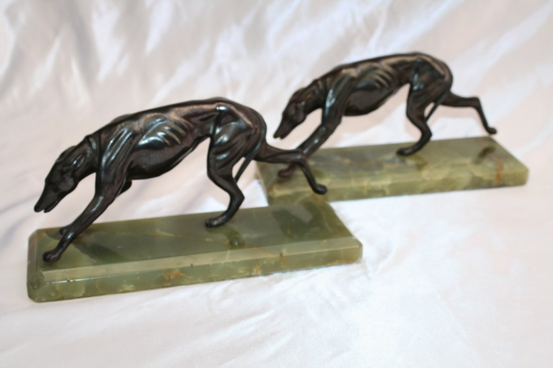 Early 1900s French Bronze Onyx Bookends Pair Vintage Decor: Early 1900s French Bronze Onyx Bookends Pair Vintage Decor This exquisite pair of bookends, crafted in early 1900's France, features a stunning combination of bronze and onyx. The intricate detailing