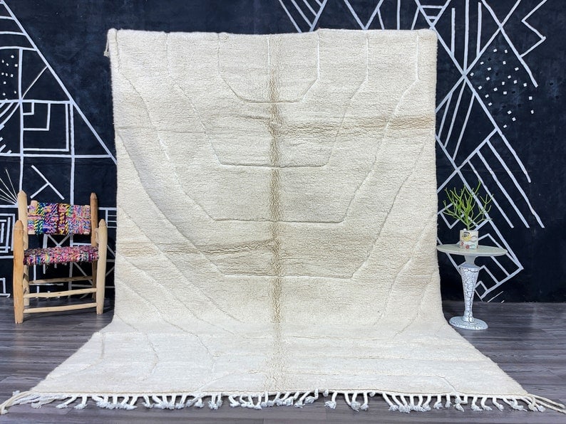 Handwoven Soft White Engraved Rug from Morocco: Handwoven Soft White Engraved Rug from Morocco Experience the elegance of the Soft White Engraved Rug, handwoven in the picturesque Atlas Mountains by skilled Berber women weavers. Crafted using tradi