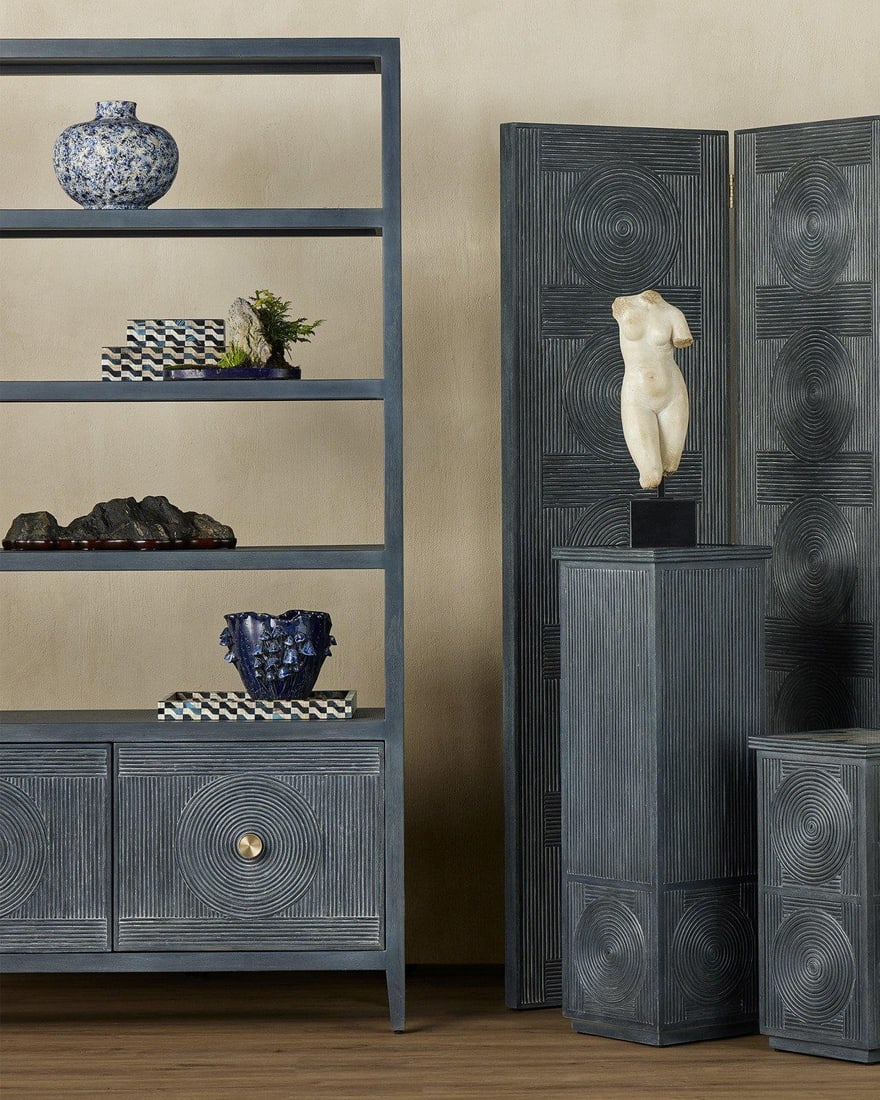 Currey Ezra Tray in Natural Blue Bone Chiseled Horn: Currey Ezra Tray in Natural Blue Bone Chiseled Horn Introducing the Ezra Tray, a beautifully crafted piece that embodies sophistication with its natural blue tones. Made from chiseled horn, this tray