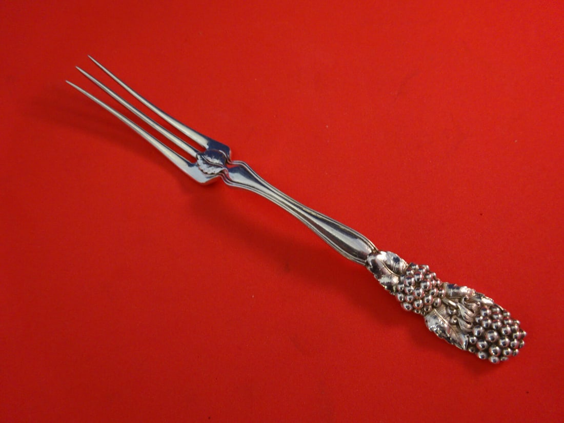 Tiffany & Co Blackberry Sterling Silver 3-Tine Fruit Fork with Leaf 6": Tiffany & Co Blackberry Sterling Silver 3-Tine Fruit Fork with Leaf 6" This exquisite 3-tine fruit fork from Tiffany & Co. features the elegant Blackberry pattern, crafted in high-quality sterling sil