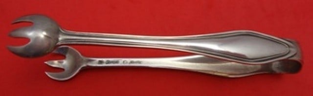 Towle Mary Chilton Sterling Silver Large Sugar Tong 4 3/4": Towle Mary Chilton Sterling Silver Large Sugar Tong 4 3/4" Presenting a large sugar tong in the elegant Mary Chilton pattern by Towle, crafted from high-quality sterling silver. This exquisite piece m