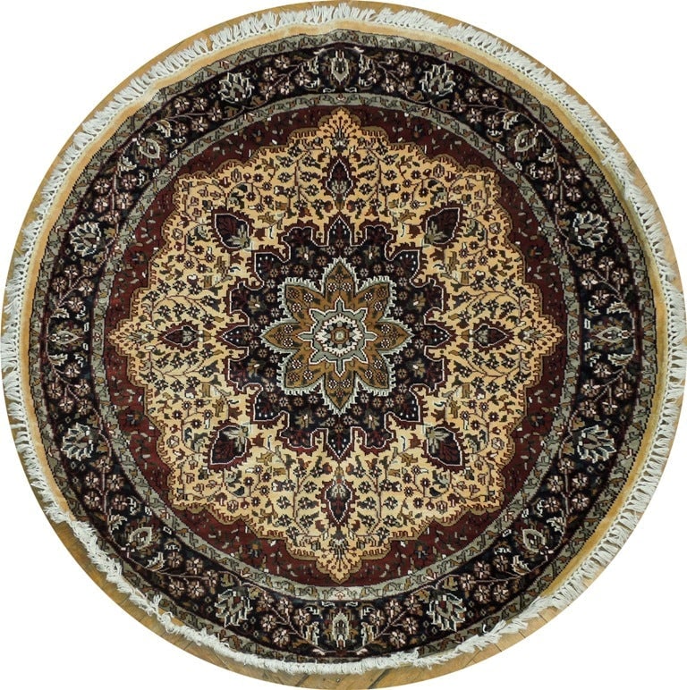 Luxurious 5' x 5' Ivory Kashmir Silk Round Rug: Luxurious 5' x 5' Ivory Kashmir Silk Round Rug Free continental US Shipping Transform your space with this exquisite 5' x 5' Ivory Indian Kashmir Silk Round Rug. Crafted from premium silk, this rug fe