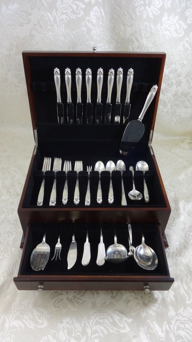 Wallace King Christian Sterling Silver Flatware Set for 8 74 Pieces with Storage Chest: Wallace King Christian Sterling Silver Flatware Set for 8 74 Pieces with Storage Chest Elevate your dining experience with the exquisite King Christian Sterling Silver Flatware Set by Wallace. This po