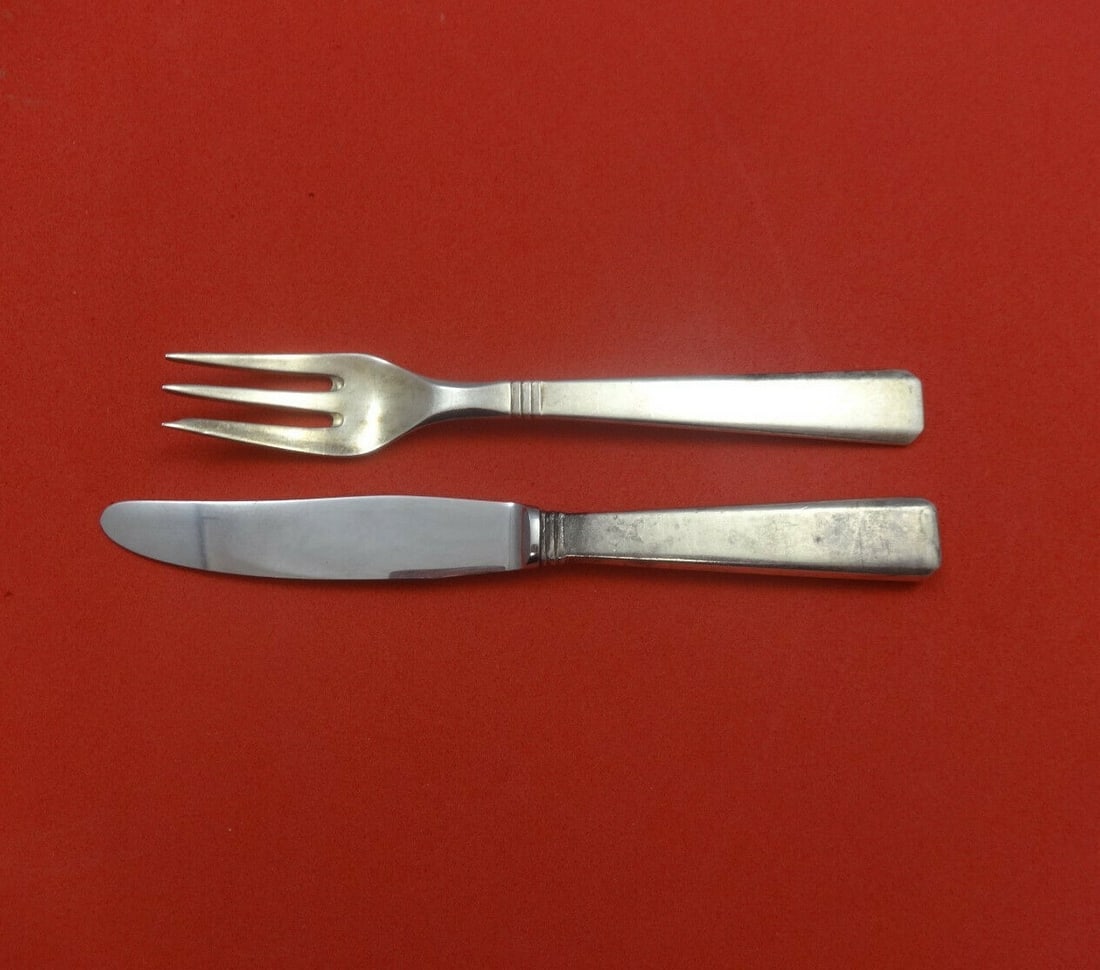 Peter Hertz Blok Sterling Silver Junior 2-Piece Set Knife Fork: Peter Hertz Blok Sterling Silver Junior 2-Piece Set Knife Fork Introducing the exquisite Blok Junior Set by Peter Hertz, a stunning 2-piece dining set crafted from high-quality sterling silver. This e