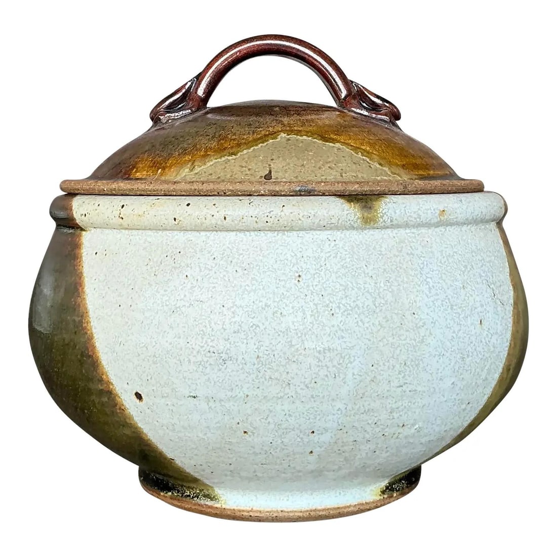 Vintage Boho Studio Pottery Lidded Bowl with Rustic Charm: Vintage Boho Studio Pottery Lidded Bowl with Rustic Charm Enhance your home decor with this Vintage Boho Studio Pottery Lidded Bowl, a handmade piece that combines rustic charm with earthy sophisticat