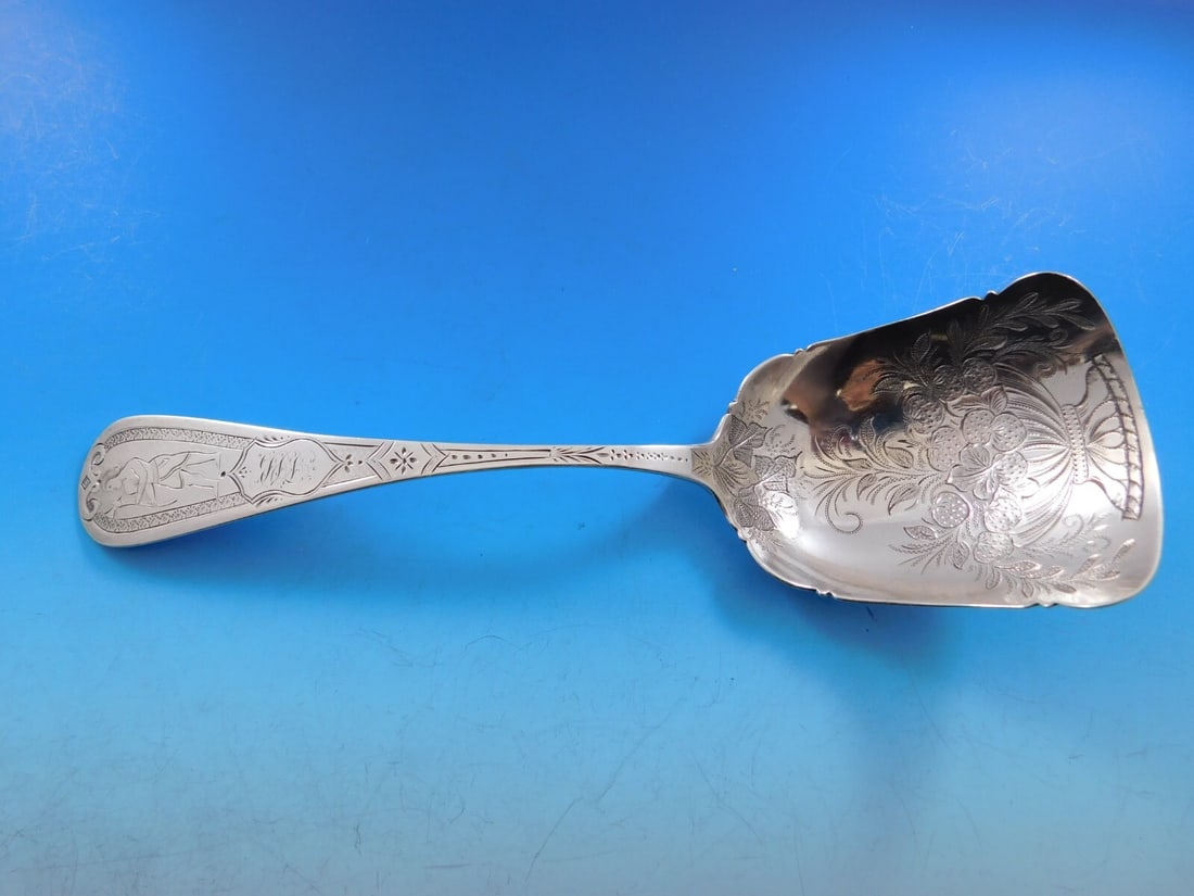 Galt & Son Sterling Silver Berry Scoop Indian Tomahawk Handle: Galt & Son Sterling Silver Berry Scoop Indian Tomahawk Handle This exquisite serving spoon, crafted by Galt & Son, features a beautifully engraved bowl depicting strawberries. The handle is adorned wi
