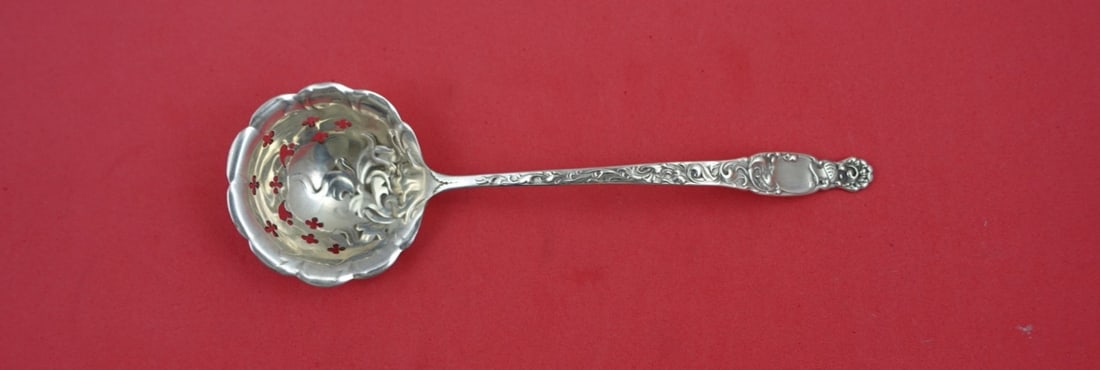 Whiting Heraldic Sterling Silver Clover Pierced Sugar Sifter 6 7/8": Whiting Heraldic Sterling Silver Clover Pierced Sugar Sifter 6 7/8" This exquisite sugar sifter from the Heraldic pattern by Whiting showcases a beautiful pierced design featuring clover leaves. Craft