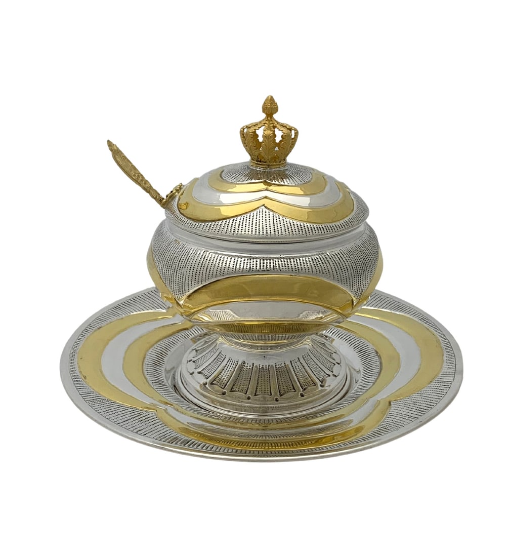 Elegant 925 Sterling Silver Gilded Crown Honey Dish and Tray Set: Elegant 925 Sterling Silver Gilded Crown Honey Dish and Tray Set This exquisite round honey dish and tray set is crafted from fine 925 sterling silver, featuring a stunning gilded finish and a glass i