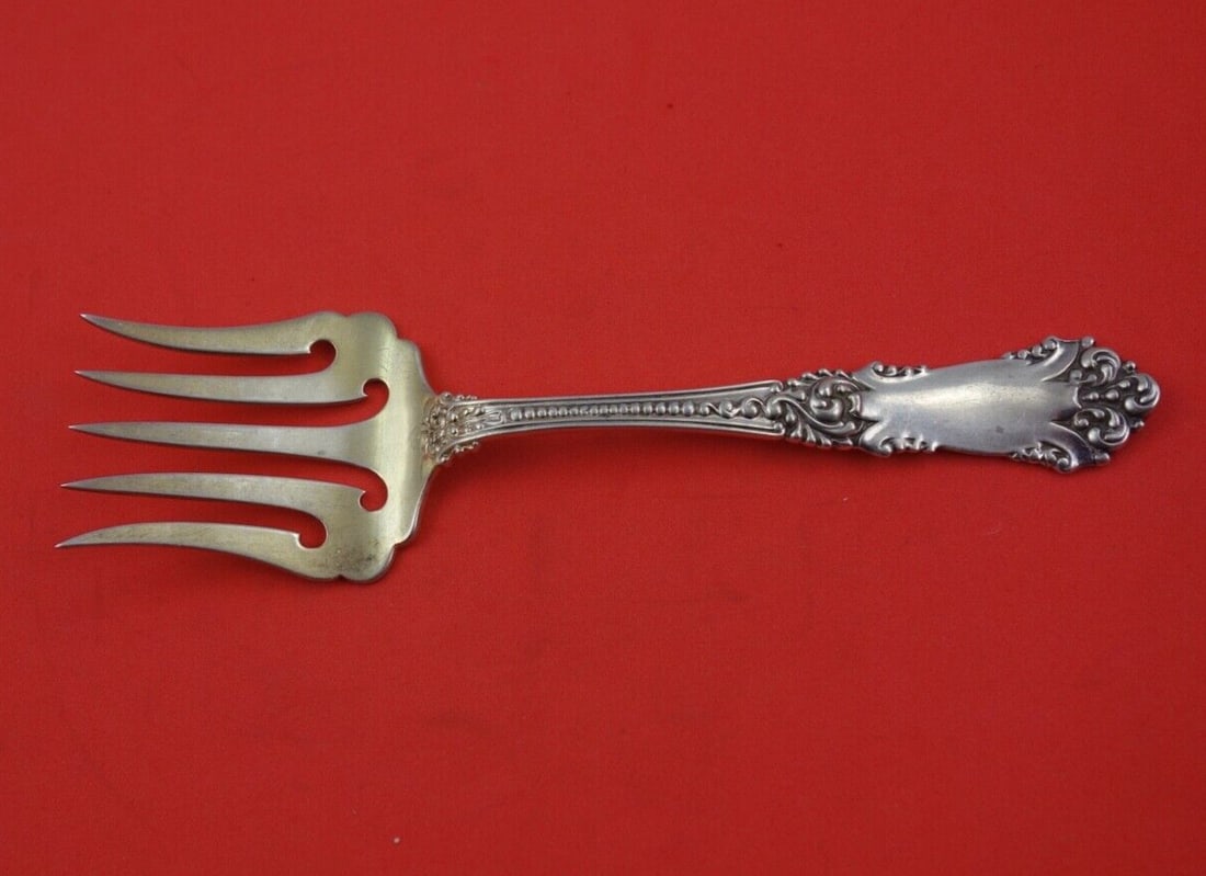 Reed & Barton La Touraine Sterling Silver Gold Wash Sardine Fork 6": Reed & Barton La Touraine Sterling Silver Gold Wash Sardine Fork 6" This exquisite serving fork from the La Touraine pattern by Reed & Barton is a beautiful addition to any table setting. Crafted from