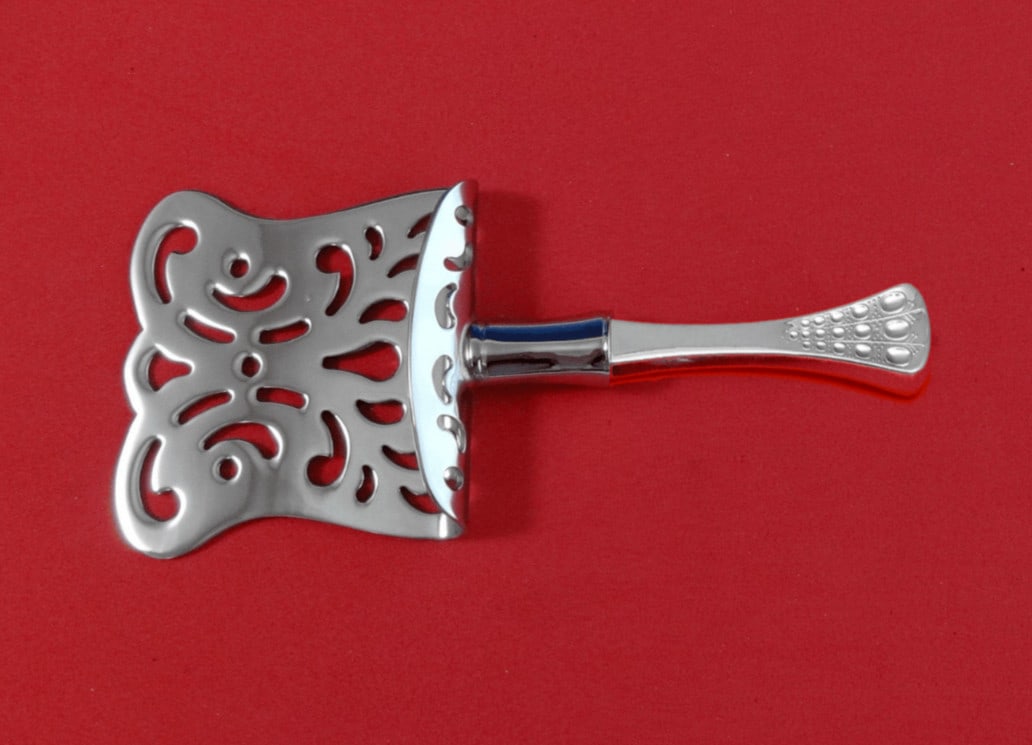 Romance by Rosenthal Sterling Silver 6 Inch Petit Four Server: Romance by Rosenthal Sterling Silver 6 Inch Petit Four Server Introducing the Romance by Rosenthal Sterling Silver Petit Four Server, a beautifully crafted serving piece measuring 6 inches. This custo