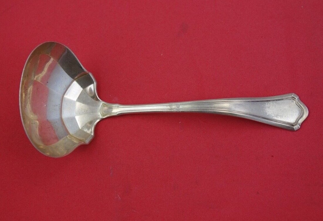 Wallace Washington Sterling Silver Gravy Ladle 6 Inch: Wallace Washington Sterling Silver Gravy Ladle 6 Inch This exquisite gravy ladle is crafted from high-quality sterling silver, featuring the elegant Washington pattern by Wallace. Measuring 6 inches i
