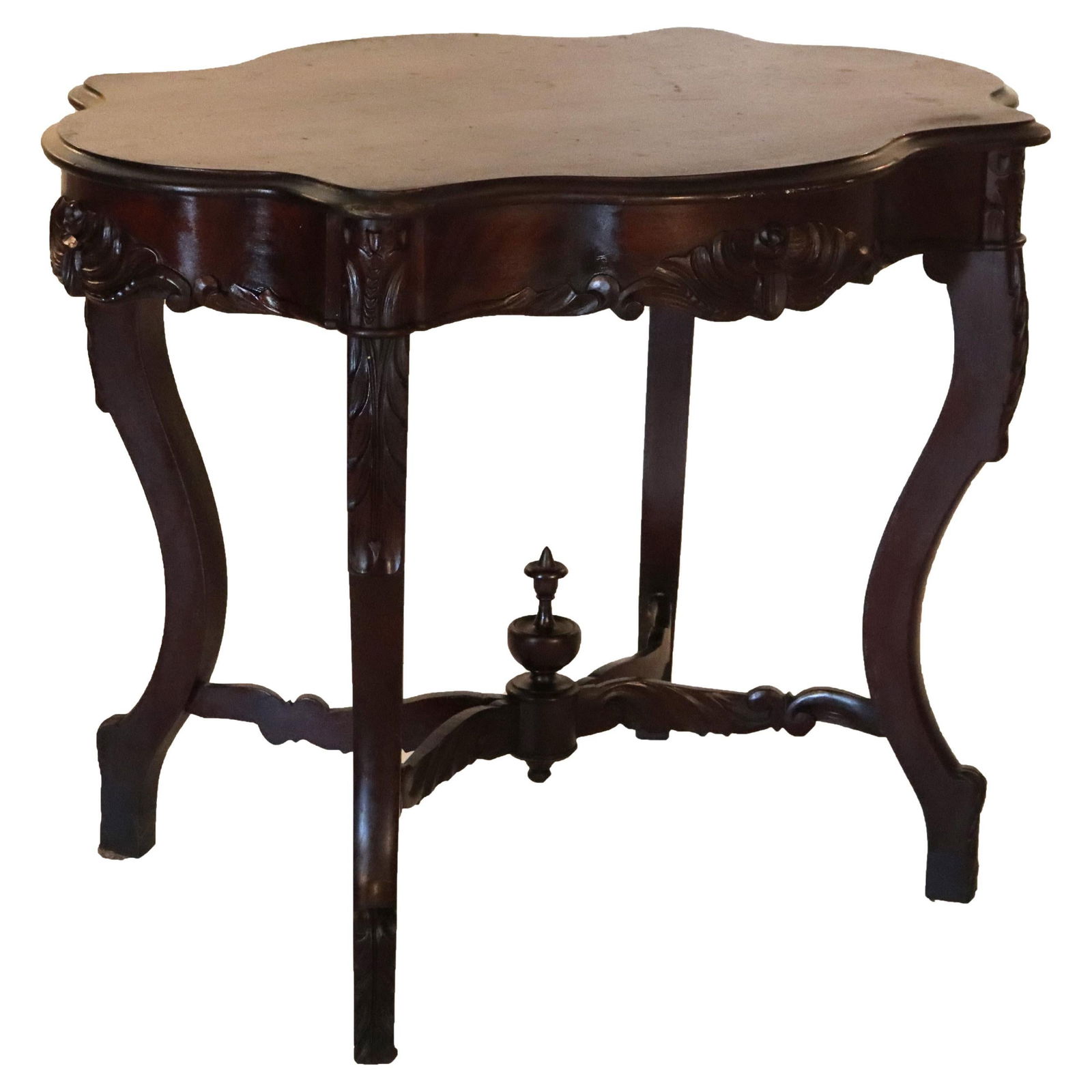 Antique C1880 Carved Flame Mahogany Turtle Top Table: Antique C1880 Carved Flame Mahogany Turtle Top Table This stunning antique table dates back to circa 1880 and showcases the exquisite craftsmanship typical of the late 19th century. Constructed from f