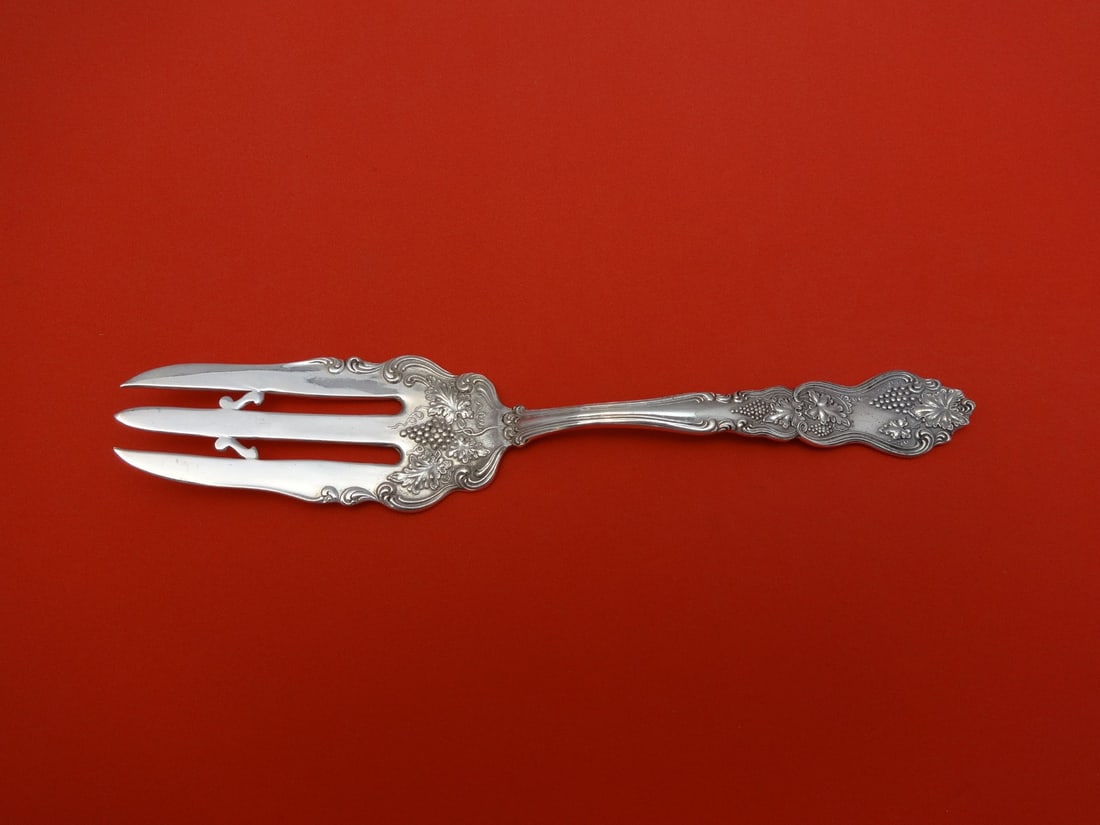 International Silver Moselle Silverplate Pastry Fork 7.75 inches: International Silver Moselle Silverplate Pastry Fork 7.75 inches This Moselle pastry serving fork is a beautiful piece crafted from silverplate by International Silver. Designed in the elegant Moselle