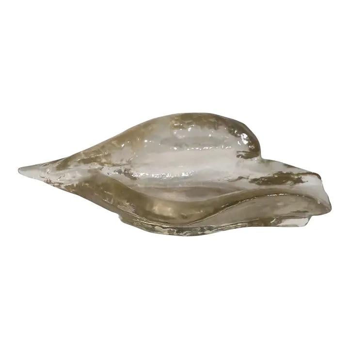 Dorothy Thorpe Cast Resin Sea Shell Sculpture Made in Mexico: Dorothy Thorpe Cast Resin Sea Shell Sculpture Made in Mexico Discover this captivating cast resin sculpture of a sea shell, crafted by the renowned artist Dorothy Thorpe. This piece is in very fine, o