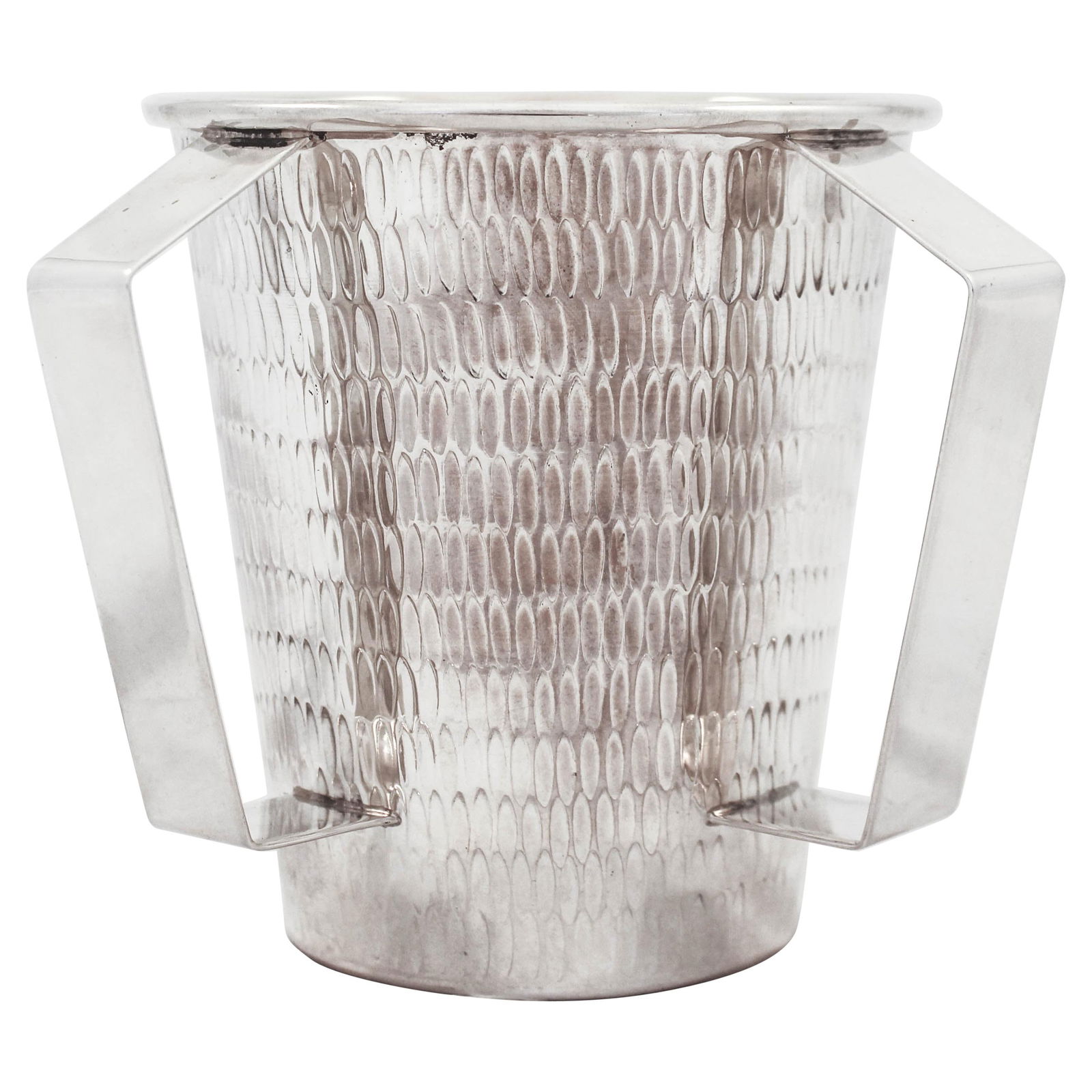 Sterling Silver N'tillat Yadaiyim Cup Modern Design 5 in: Sterling Silver N'tillat Yadaiyim Cup Modern Design 5 in Introducing a beautifully crafted N'tillat Yadaiyim cup, perfect for ceremonial hand washing before meals or religious practices in the Jewish