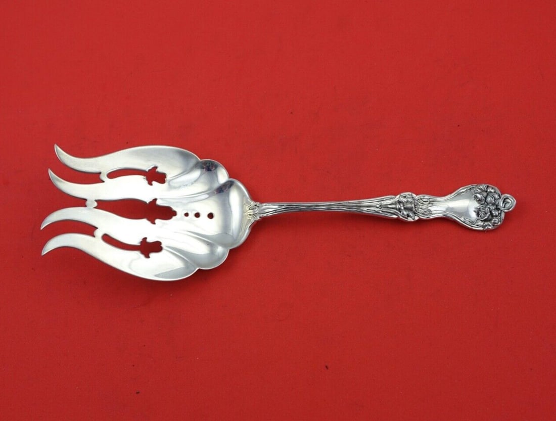 Alvin Majestic Sterling Silver Fish Serving Fork 7 7/8" Pierced: Alvin Majestic Sterling Silver Fish Serving Fork 7 7/8" Pierced This stunning fish serving fork from the Majestic pattern by Alvin is crafted from high-quality sterling silver (.925). Measuring 7 7/8"