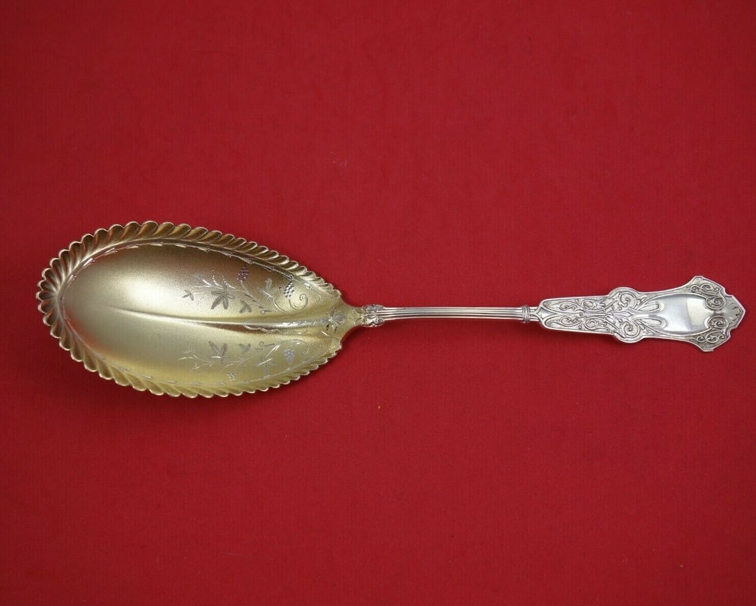 Whiting Alhambra Sterling Silver Berry Spoon Pie Crust Edge 9 1/8": Whiting Alhambra Sterling Silver Berry Spoon Pie Crust Edge 9 1/8" This exquisite Alhambra berry spoon by Whiting is a stunning addition to any silverware collection. Crafted from high-quality sterlin
