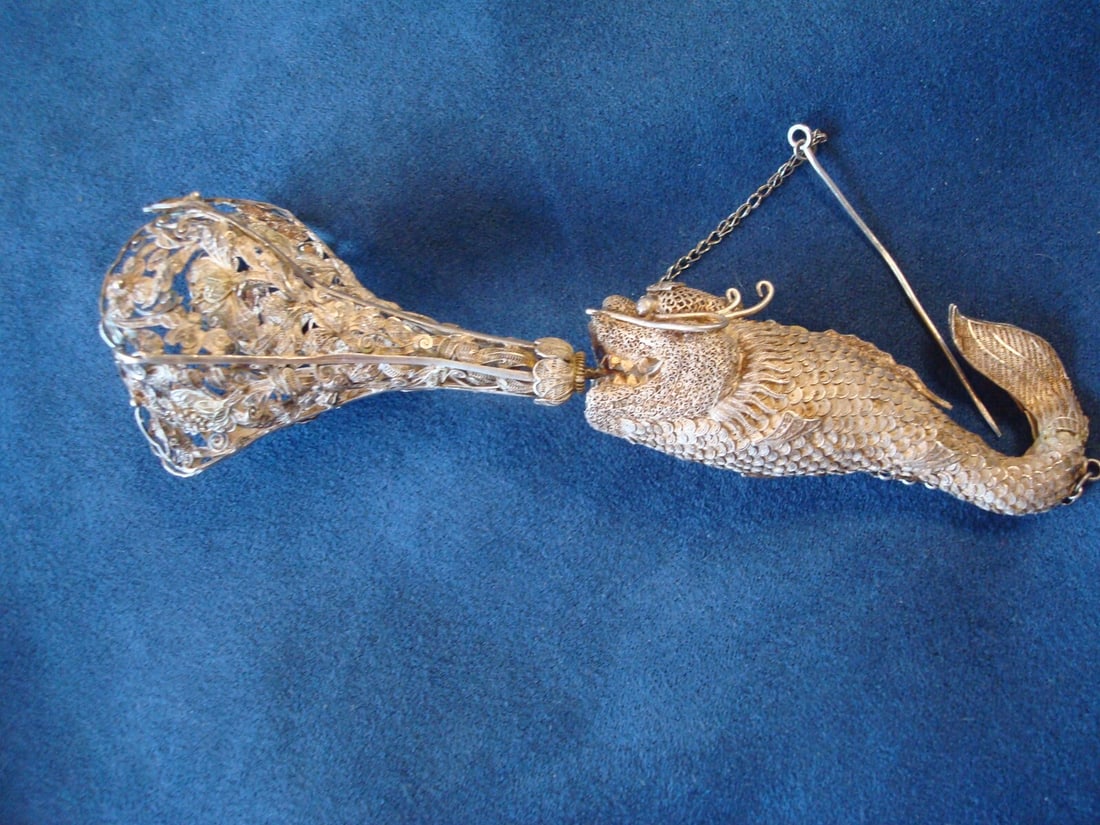 Victorian Sterling Silver Tussie Mussie Holder with Fish Handle: Victorian Sterling Silver Tussie Mussie Holder with Fish Handle This exquisite Sterling Silver (.925) Tussie Mussie holder, crafted between 1900 and 1940, embodies the elegance of the Victorian era. F