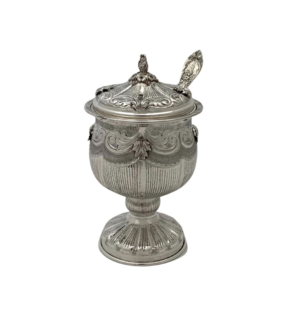 Handmade 925 Sterling Silver Leaf Applique Honey Dish with Glass Insert: Handmade 925 Sterling Silver Leaf Applique Honey Dish with Glass Insert This exquisite honey dish is crafted from fine 925 sterling silver, featuring a unique handmade leaf applique and intricate chas