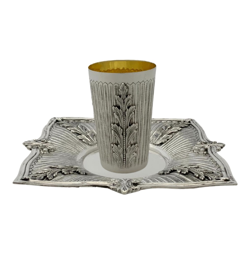Handmade 925 Sterling Silver Leaf Applique Cup and Tray Set: Handmade 925 Sterling Silver Leaf Applique Cup and Tray Set This exquisite set includes a cup and tray crafted from fine 925 sterling silver, showcasing a stunning handmade leaf applique design. The s