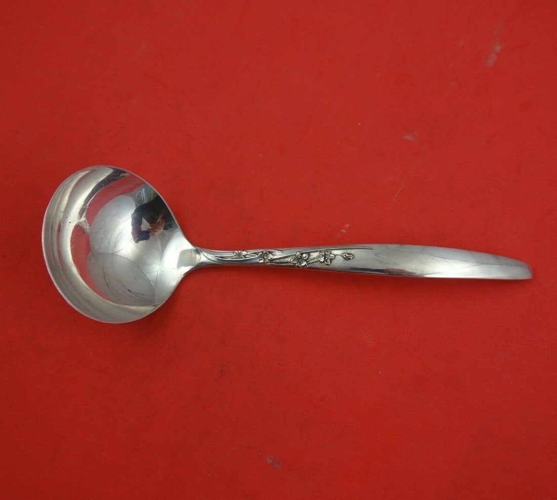 Lunt Summer Song Sterling Silver Gravy Ladle 6 1/4 Inch: Lunt Summer Song Sterling Silver Gravy Ladle 6 1/4 Inch This exquisite gravy ladle features the elegant Summer Song pattern by Lunt. Crafted from high-quality sterling silver, it measures 6 1/4" in le