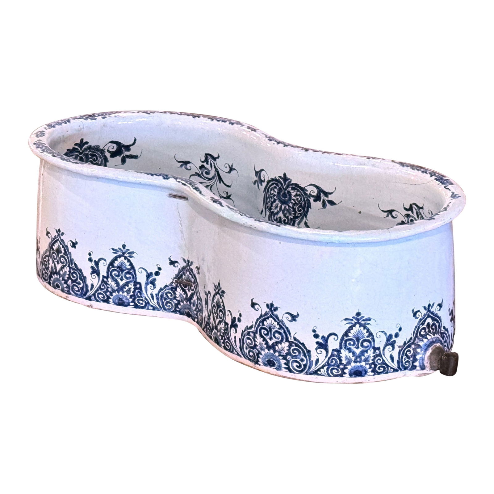 18th Century French Hand Painted Blue White Ceramic Jardiniere Planter: 18th Century French Hand Painted Blue White Ceramic Jardiniere Planter This exquisite 18th Century French hand-painted bidet jardiniere showcases a beautiful double-oval shape, perfect for use as a pl
