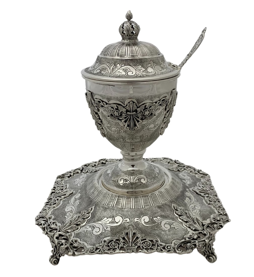 Handmade 925 Sterling Silver Leaf Applique Honey Dish & Tray: Handmade 925 Sterling Silver Leaf Applique Honey Dish & Tray This exquisite honey dish and tray set is crafted from fine 925 sterling silver, showcasing intricate handmade chased swirl leaf applique d