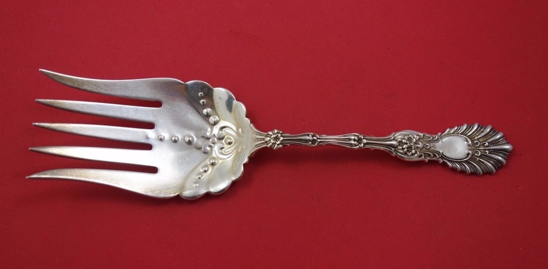 Whiting Radiant Sterling Silver Fish Serving Fork 5-Tine 9.25 inches: Whiting Radiant Sterling Silver Fish Serving Fork 5-Tine 9.25 inches This exquisite Radiant fish serving fork, crafted by Whiting, features a distinctive 5-tine design and measures 9 1/4 inches in len