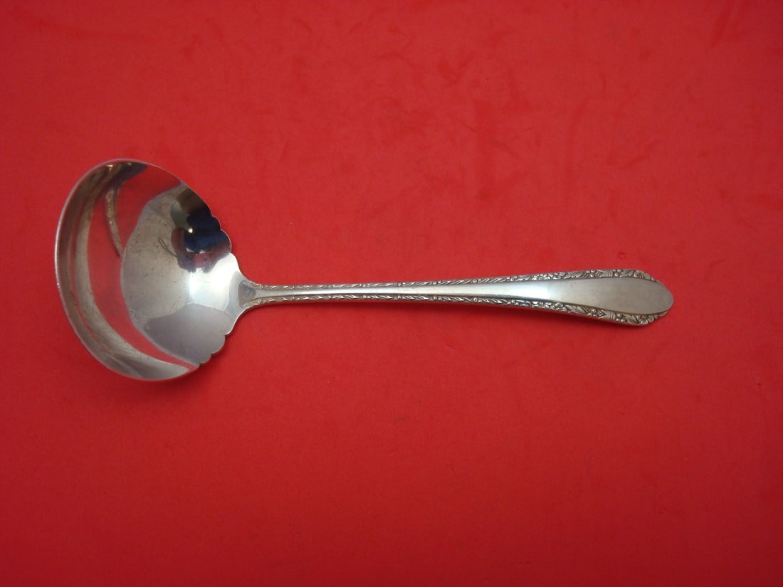 Royal Crest Wild Flower Sterling Silver Gravy Ladle 6.5": Royal Crest Wild Flower Sterling Silver Gravy Ladle 6.5" This exquisite gravy ladle features the elegant Wild Flower pattern by Royal Crest, crafted in high-quality sterling silver. Measuring 6 1/2" i